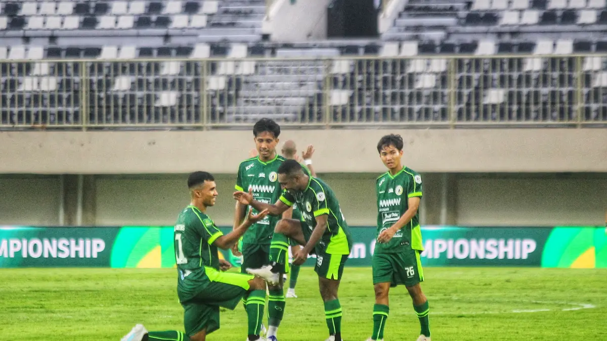 Pemain PSS Sleman melakukan selebrasi