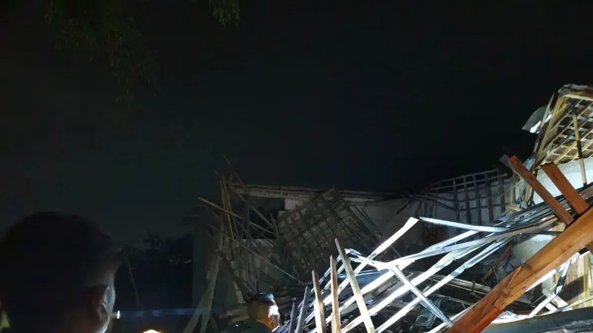 Balai Dusun Pendem, Desa Pucanganom, Giritontro, Wonogiri roboh dan menimpa lima orang warga, Rabu (15/4) malam.&nbsp;