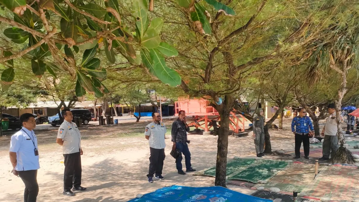 Disparekrafpora dan Satpol PP Gunungkidul langsung melakukan verifikasi terhadap Pokdarwis dan Pihak Kalurahan Kanigoro terkait aduan keluhan wisatawan di Pantai Ngobaran dan Nguyahan pada Rabu lalu (15/4)