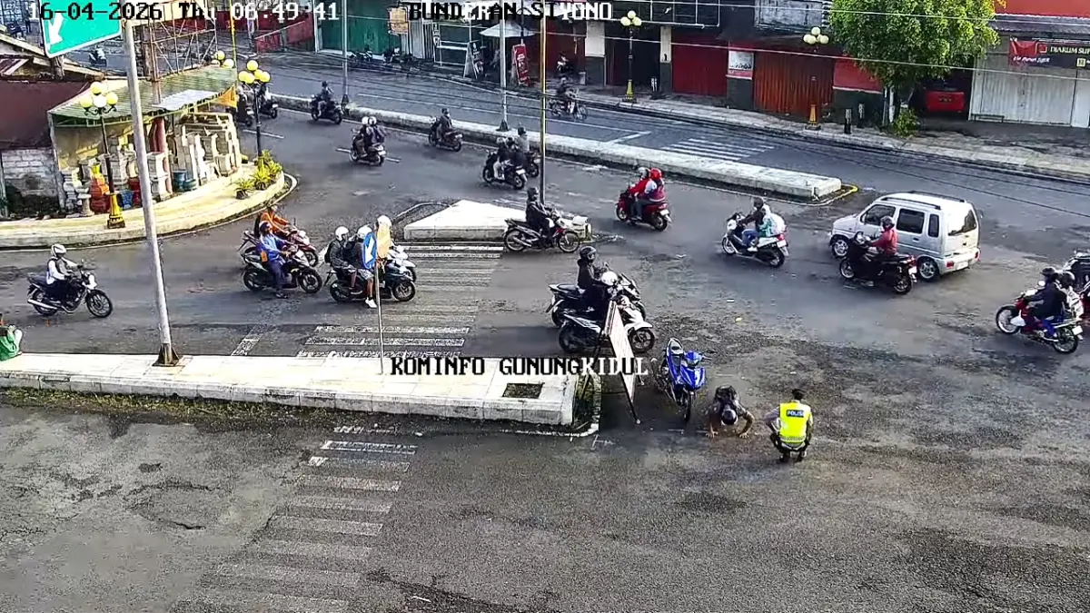 Dokumentasi/CCTV Kominfo Gunungkidul: Push Up: Seorang pelajar asal Wonosari sedang melakukan push up di Simpang Bundaran Tugu Tobong Gor Siyono pada Kamis pagi (16/4)