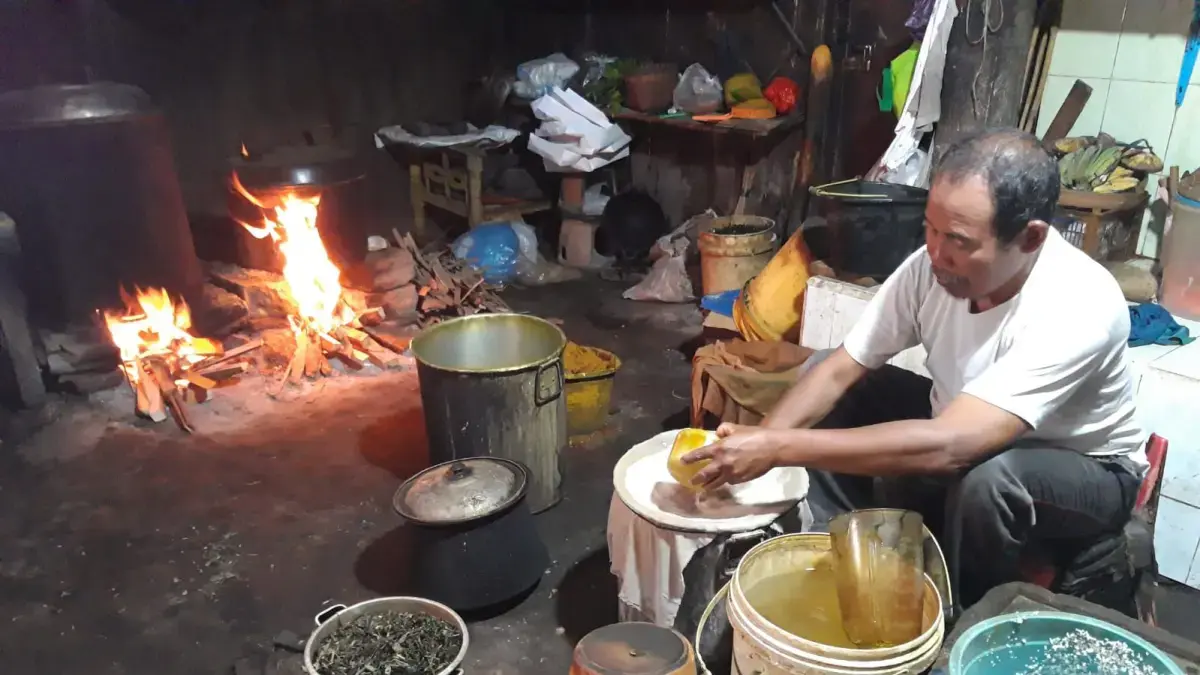 Hadi Wiyono, warga Dukuh Plosokerep, Desa Winong, Kecamatan Boyolali yang sehari-hari menggantungkan hidup dari berjualan jamu tradisional akhirnya bisa berangkat haji.