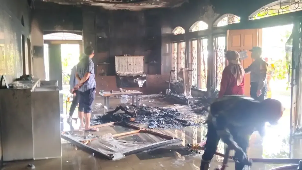 Kondisi rumah mewah milik owner Kidoland Dewan Dwi Anggoro di Kampung Gunungan, Desa Nguter, Sukoharjo yang terbakar, Jumat siang (17/4).&nbsp;(DAMKAR SUKOHARJO)