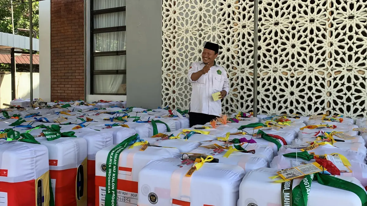 Jamaah Haji Kloter 1 mengumpulkan koper sebelum berangkat.