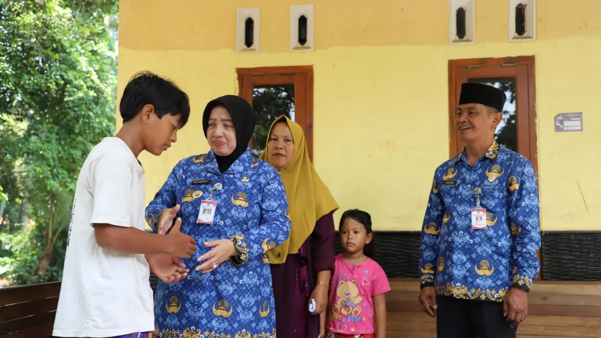 Sambangi Rumah Duka, Bupati Yuli Hastuti Serahkan Santunan bagi Korban Laka Air di Sungai Wawar