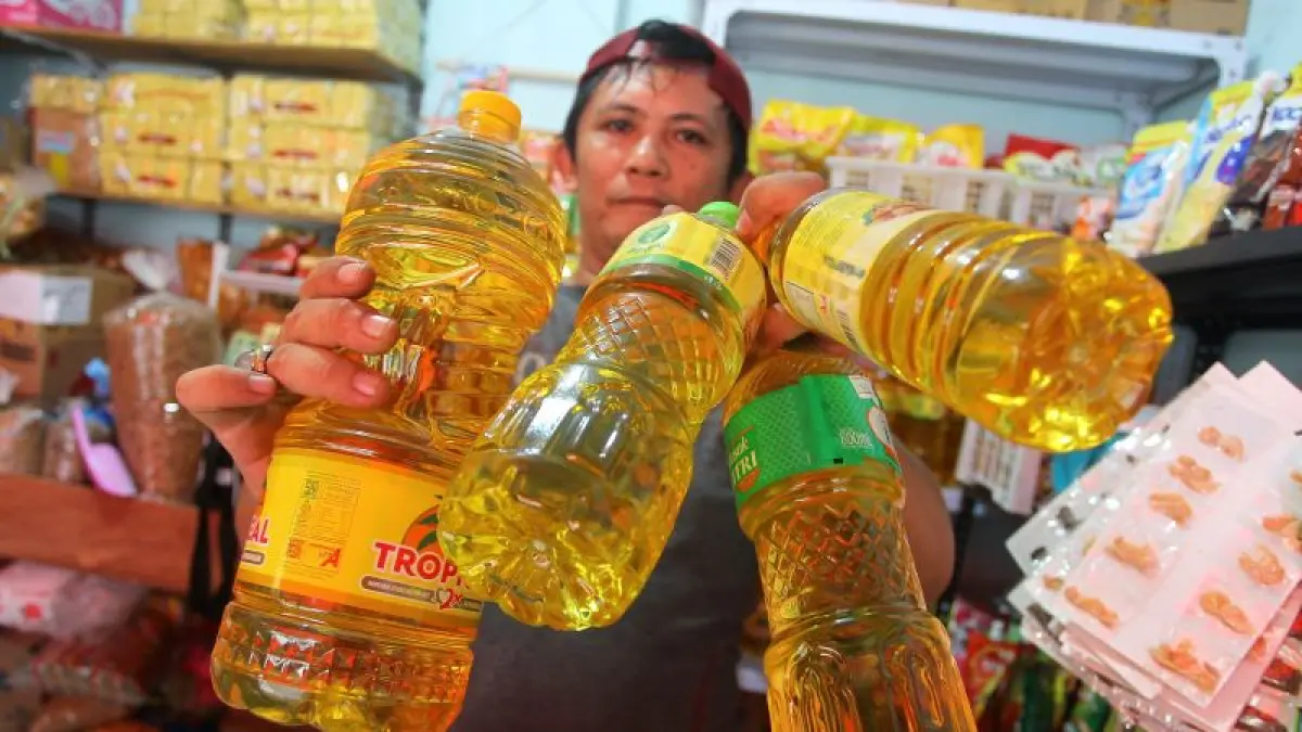 Pedagang menunjukkan beberapa merek minyak goreng yang dijual di Pasar Kranggan, Kota Jogja Selasa (21/4). Harga minyak goreng merek MinyaKita di pasar tersebut mengalami kenaikan dan kelangkaan. (Guntur Aga Tirtana/Radar Purworejo)