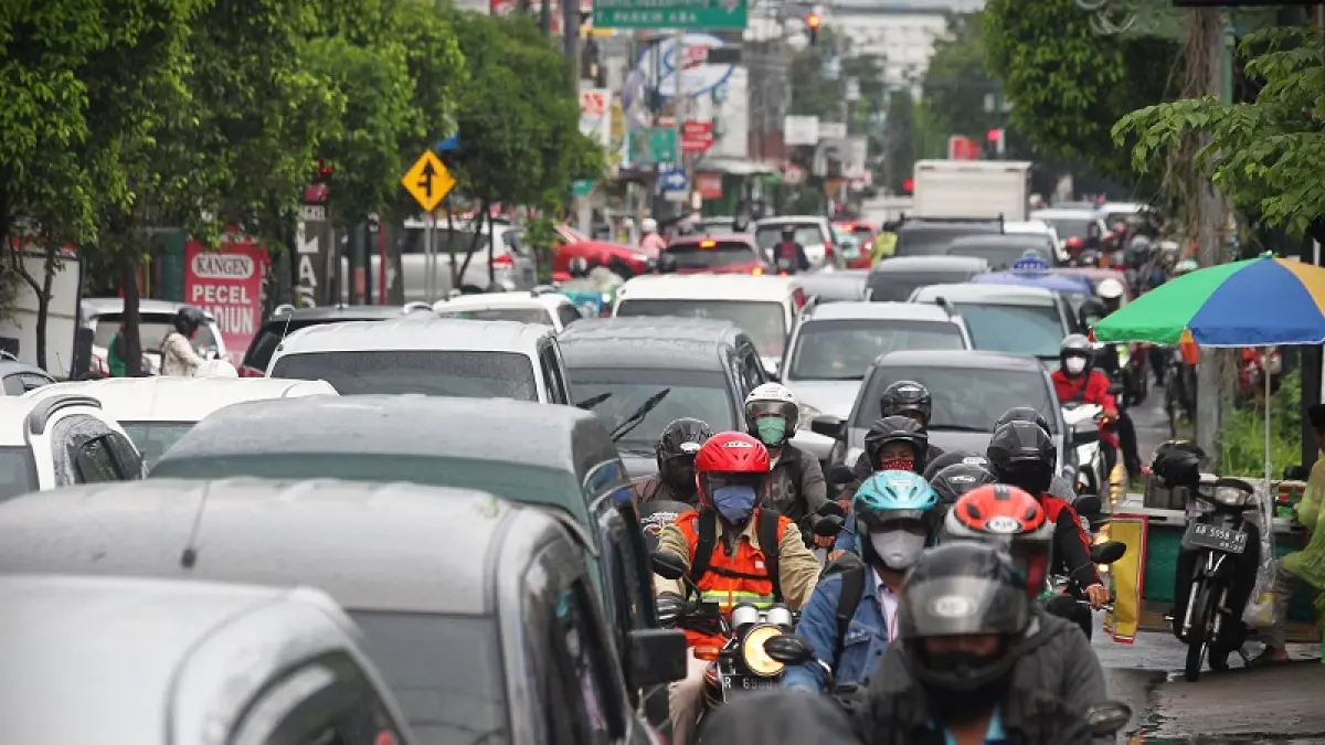 TERLALU SESAK: Ilustrasi kepadatan kendaraan di kota Jogja. Kualitas udara di Kota Jogja diprediksi menurun. Kondisi tersebut tidak lepas dari situasi di musim kemarau yang memicu peningkatan partikel debu halus atau PM2.5. GUNTUR AGA TIRTANA/RADAR JOGJA