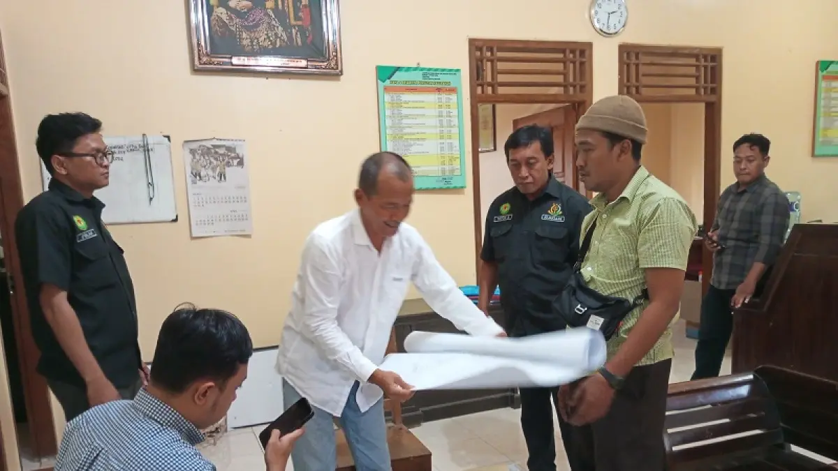 SIDAK: Lurah Ngalang Suharyanta sedang menunjukkan sebuah peta ke jajaran Kejari Gunungkidul saat proses inspeksi berjalan Rabu (22/4/2026). Yusuf Bastiar/Radar Jogja
