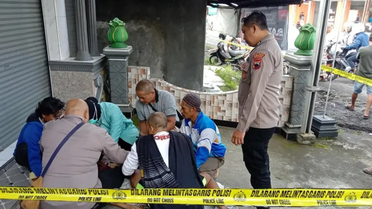Penumpang bus asal Lampung saat ditemukan meninggal di pinggir Jalan Solo-Semarang, Boyolali. ISTIMEWA