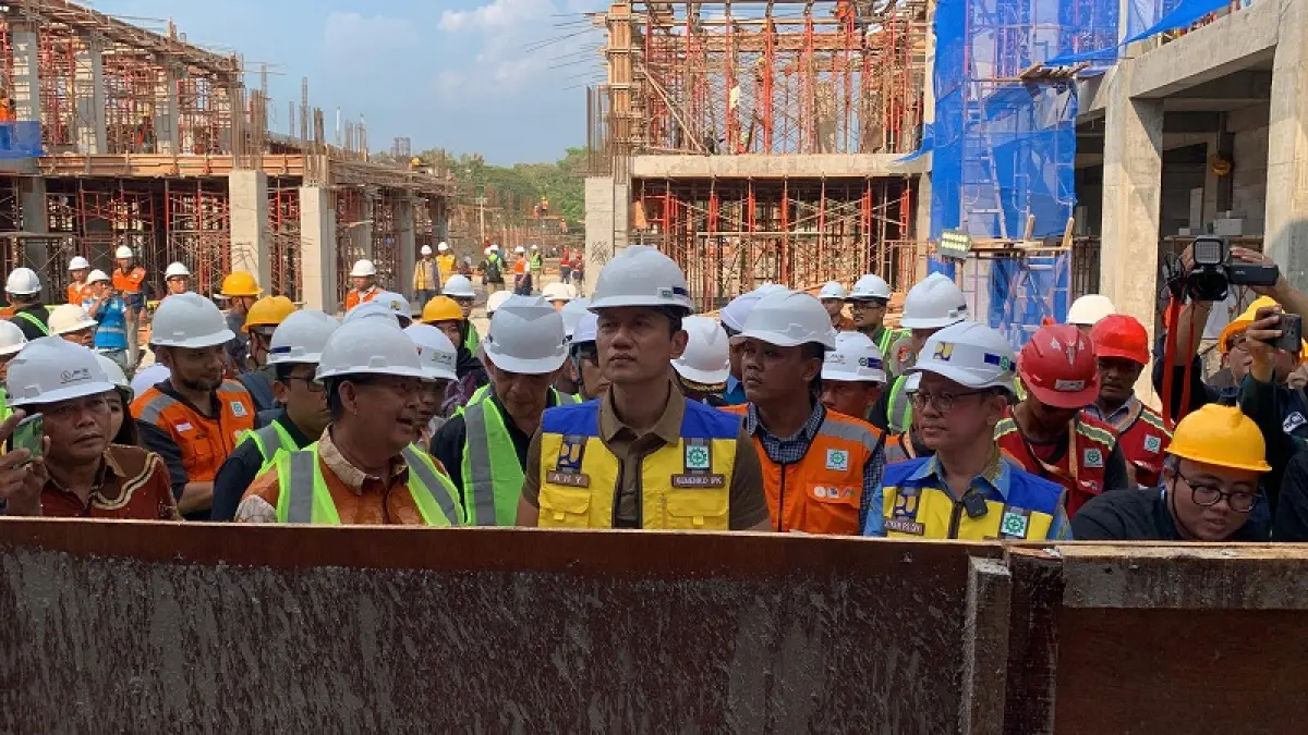PENINJAUAN: AHY didampingi kepala satker berjalan kaki keliling kawasan sekolah rakyat Jumat (24/4/4026). ANOM BAGASKORO/RADAR JOGJA

