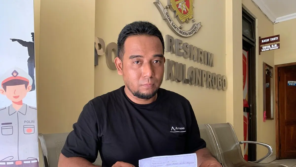 LAPORAN: Amin dan Istrinya mendatangi Polres Kulon Progo untuk melaporkan kasus dugaan pungli oknum lurah. ANOM BAGASKORO/RADAR JOGJA



&nbsp;