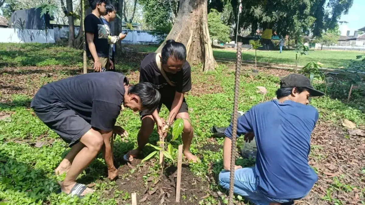 Penanaman bibit pohon langka di kompleks Keraton Kartasura, Sukoharjo, Minggu (26/4/2026). Alfida Nurcholisah/Radar Solo
