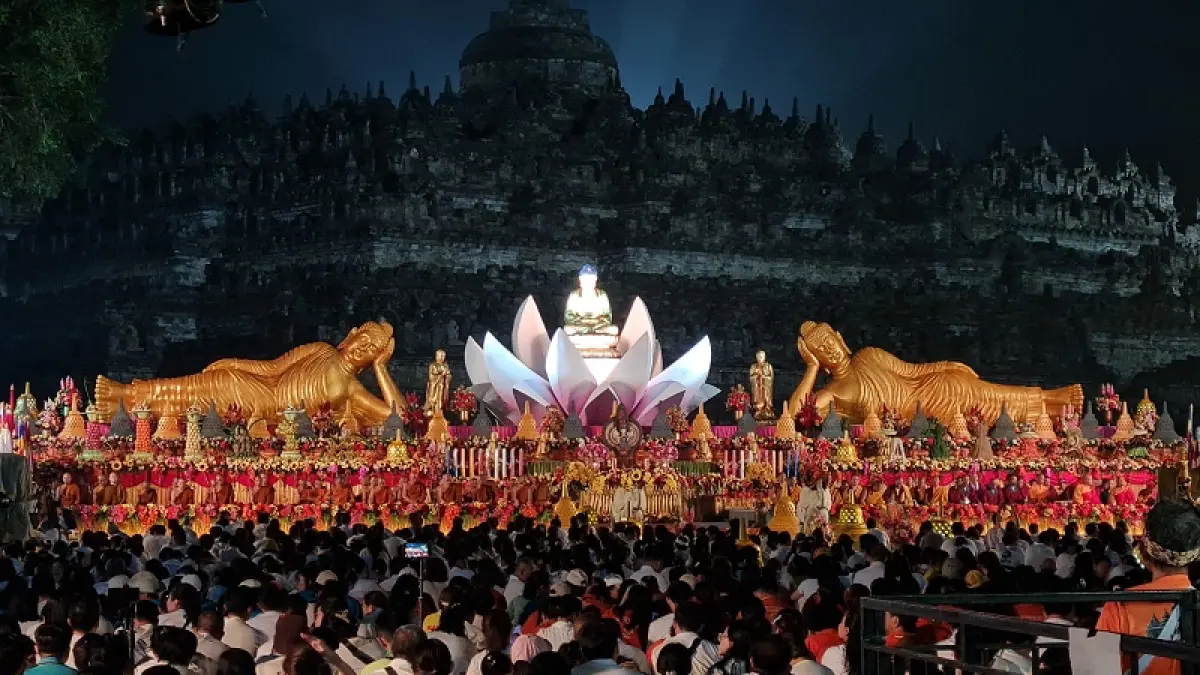 PEMBACAAN DOA: Sebelum detik-detik&nbsp;Waisak 2025 lalu, para biksu dari berbagai sangha dan umat Buddha melantunkan doa. NAILA&nbsp;NIHAYAH/RADAR JOGJA