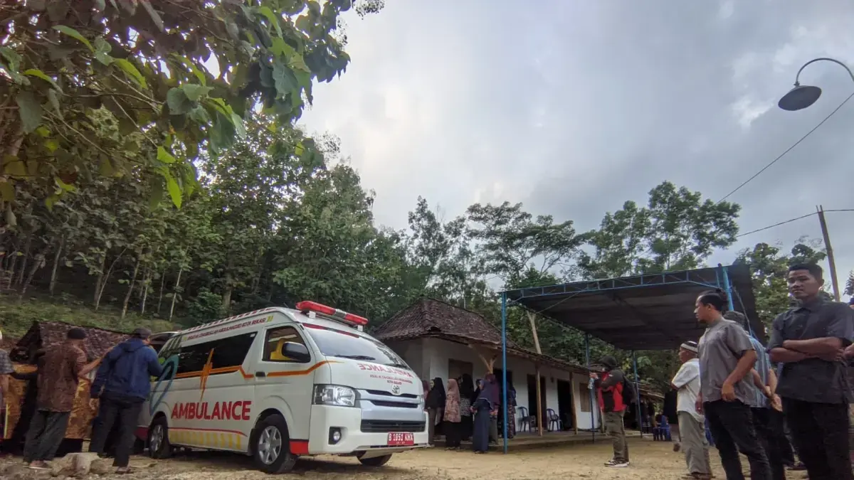 Ambulans yang membawa jenazah Ristuti tiba di rumah duka, Dusun Pucanganom, Desa Bero, Kecamatan Manyaran, Wonogiri, Selasa (28/4). (IWAN ADI/RADAR SOLO)