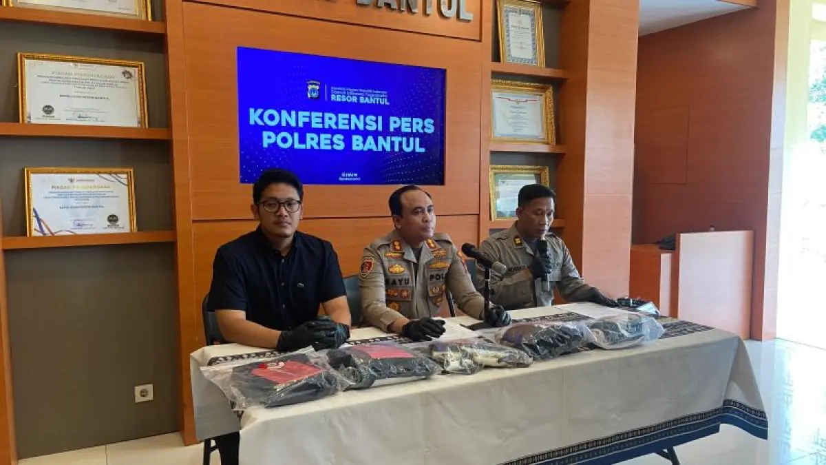 GELAR PERKARA: Polres Bantul memegang barang bukti untuk kasus pengeroyokan pelajar Selasa (28/4).&nbsp;(Cintia Yuliani/Radar Purworejo)