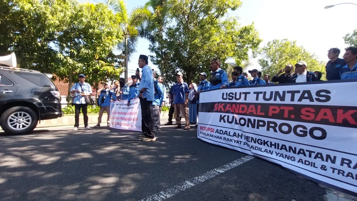 DEMO: Eks Karyawan PT.SAK melakukan orasi di Kantor Kejaksaan Negeri Kulon Progo beberapa waktu lalu. ANOM&nbsp;BAGASKORO/RADAR JOGJA