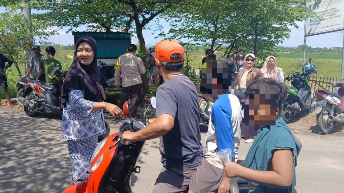 Dua bocah yang selamat usai hanyut di saluran rigasi Dam Colo Mojolaban, Sukoharjo diantar pulang dengan sepeda motor, Jumat (1/5/2026). IWAN KAWUL/RADAR SOLO