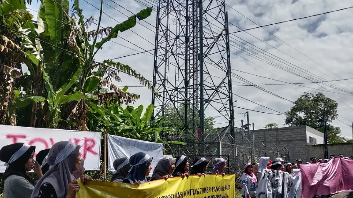PROTES: Warga Penen Pakem Sleman, memprotes perpanjangan izin tower BTS yang memicu sambaran petir dan sejumlah barang elektronik rusak seketika. Delima Purnamasari/Radar Jogja