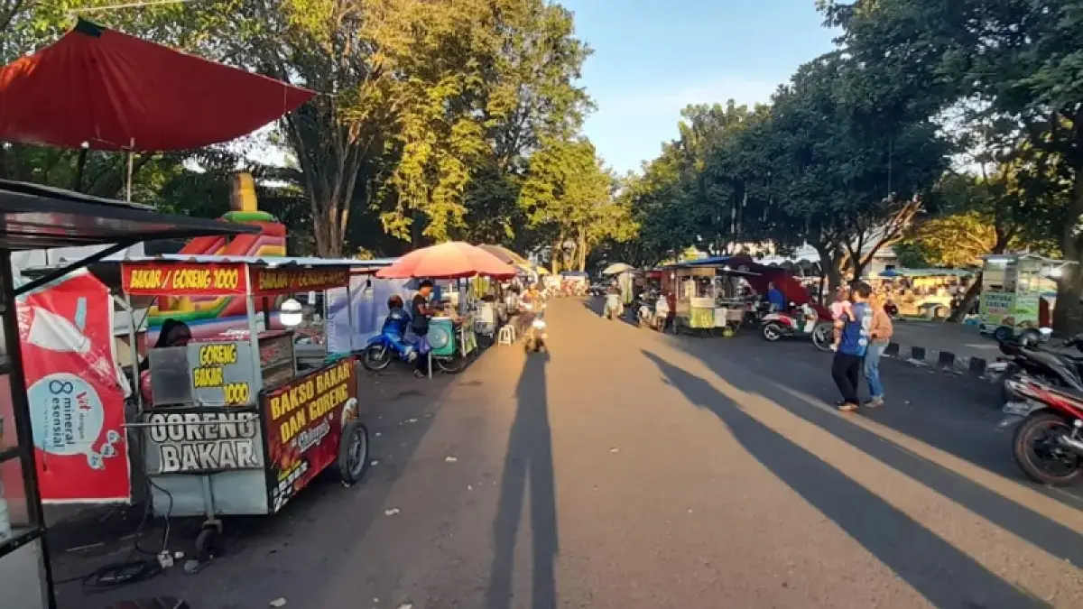 Ratusan PKL berjualan di kawasan Alun-Alun Karanganyar.  Rudi Hartono/Radar Solo