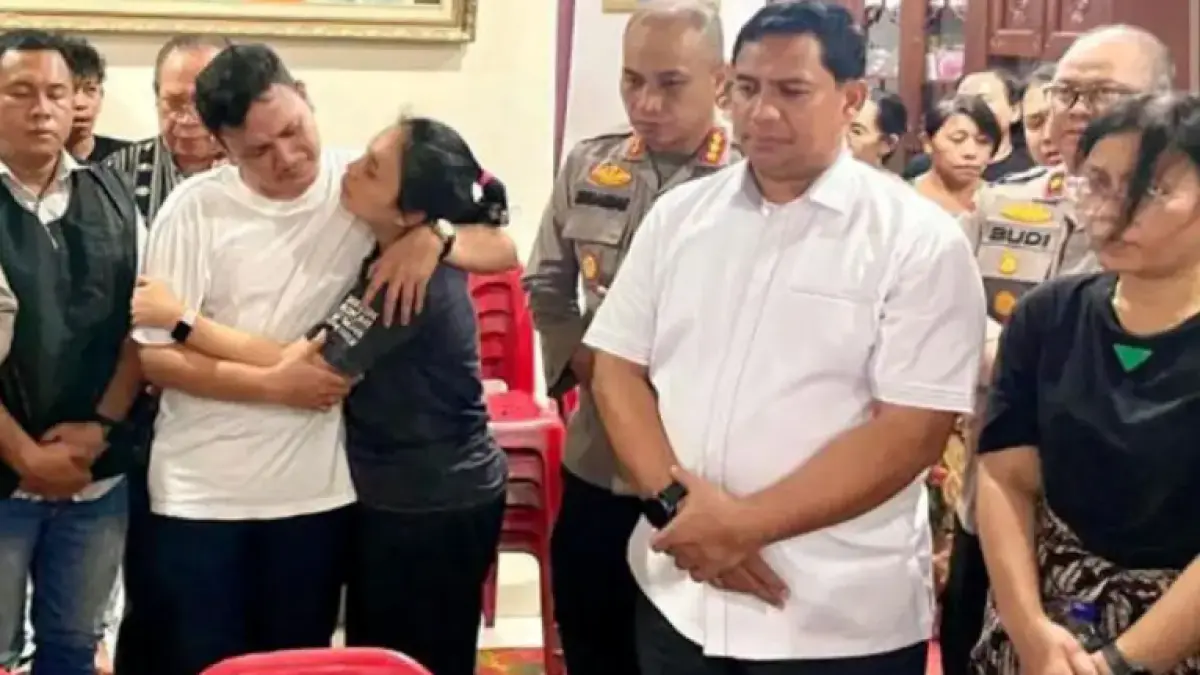 Dirkrimum Polda Riau Kombespol Hasyim Risahondua saat melayat ke rumah duka di Rumbai, Jumat (1/5). (Istimewa)