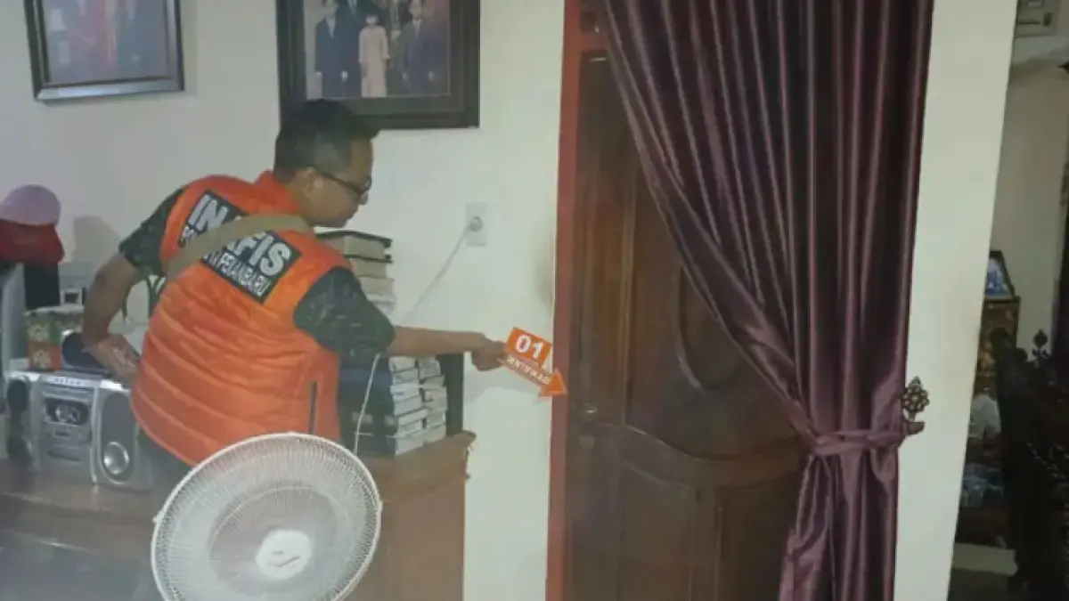 Polisi melakukan olah TKP di rumah korban pembunuhan di Jalan Kurnia 2, Kecamatan Rumbai, Rabu (29/4). (Polsek Rumbai Pesisir untuk Riaupos.co)