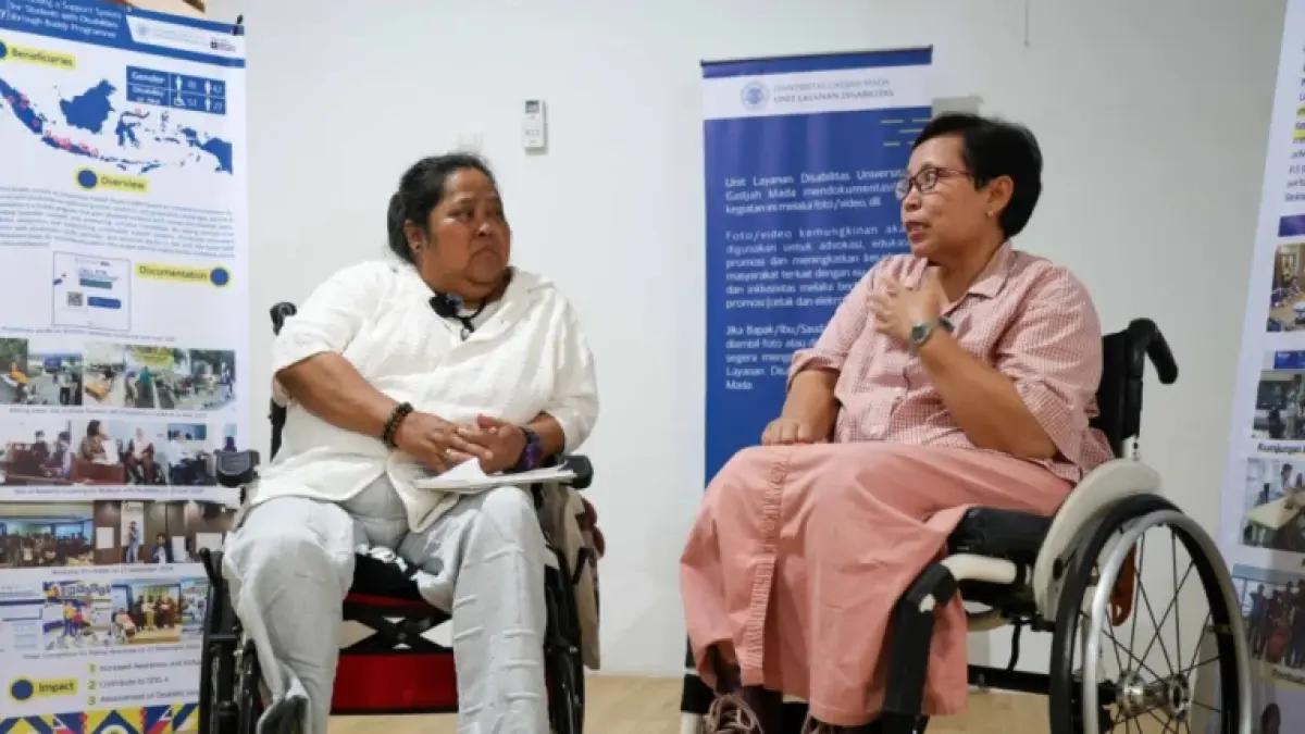 Dosen FEB UGM Wuri Handayani (kanan) bersama artis Suti Karno