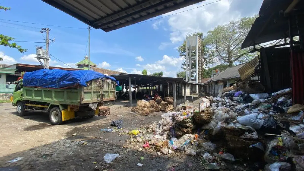 PENGANGKUTAN: Sebagian sampah yang menumpuk di Pasar Bantul telah diangkut Senin (4/5).&nbsp;(Cintia&nbsp;Yuliani/Radar Purworejo)
