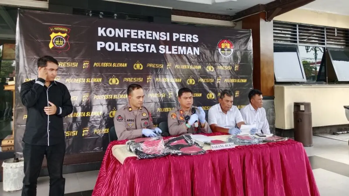 UNGKAP KASUS: Jajaran kepolisian saat menunjukkan barang bukti kasus penganiayaan di Mapolresta Sleman Rabu (6/4).&nbsp;(Delima Purnamasari/Radar Purworejo)
