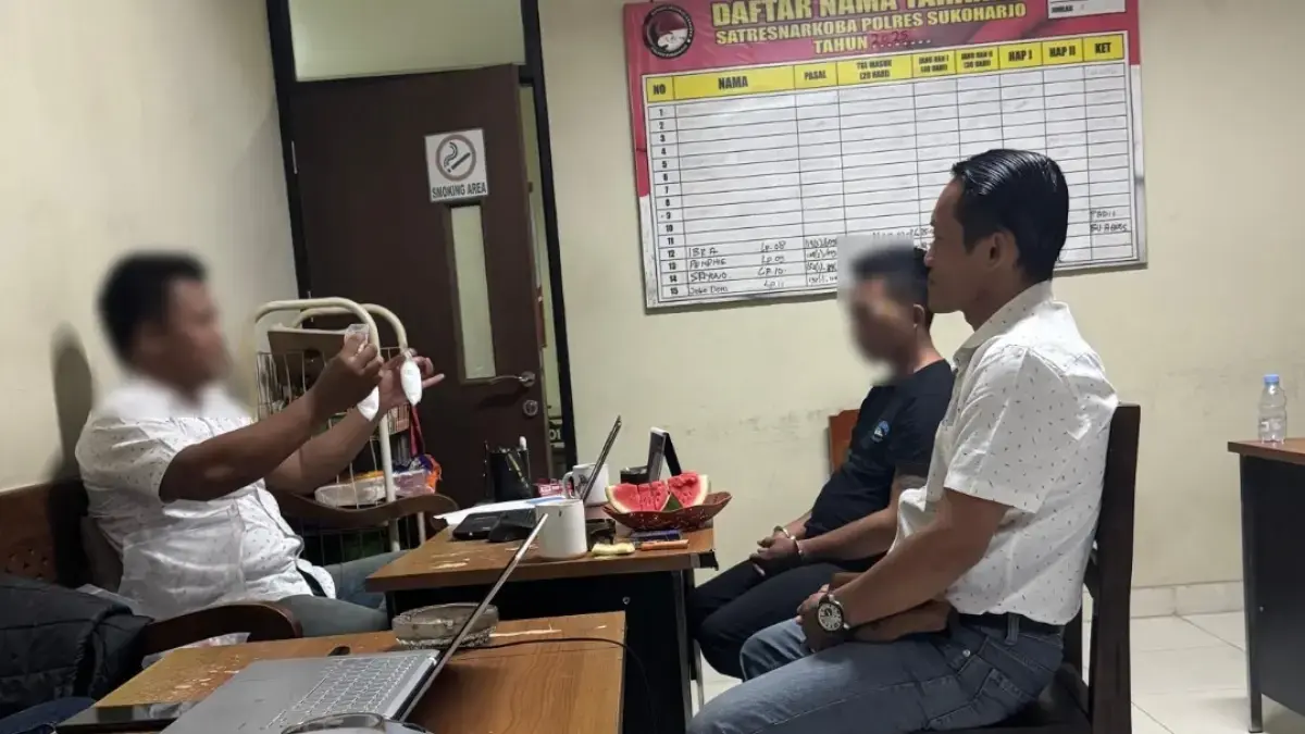 BC alias Menco, 35, pengedar sabu asal Kecamatan Jatisrono, Wonogiri saat diperiksa di Mapolres Sukoharjo. (IWAN KAWUL/RADAR SOLO)