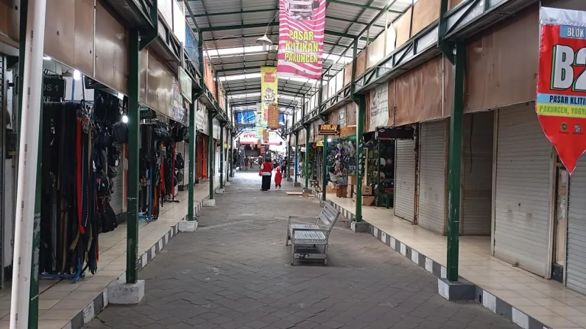 NYENYET: Suasana Pasar Klithikan Pakuncen yang mulai semakin sepi Jumat (8/5/2026). Dulu pasar tersebut didatangi ribuan pengunjung setiap harinya. IWAN NURWANTO/RADAR JOGJA