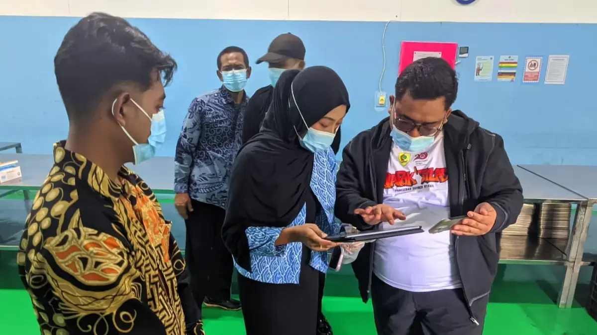 Wabup Wonogiri Imron Rizkyarno (kanan) melakukan inspeksi di SPPG Jatiroto 1, Jumat (8/5). (IWAN ADI/RADAR SOLO)
