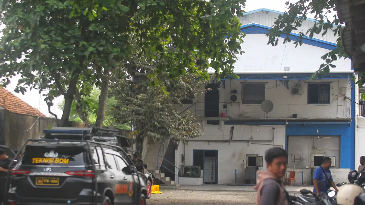 Personel Gegana Polda DIJ melakukan dekontaminasi akibat kebocoran gas amonia di area pabrik es kristal, Dusun Bayen, Purwomartani, Kalasan, Sleman, kemarin (9/5).