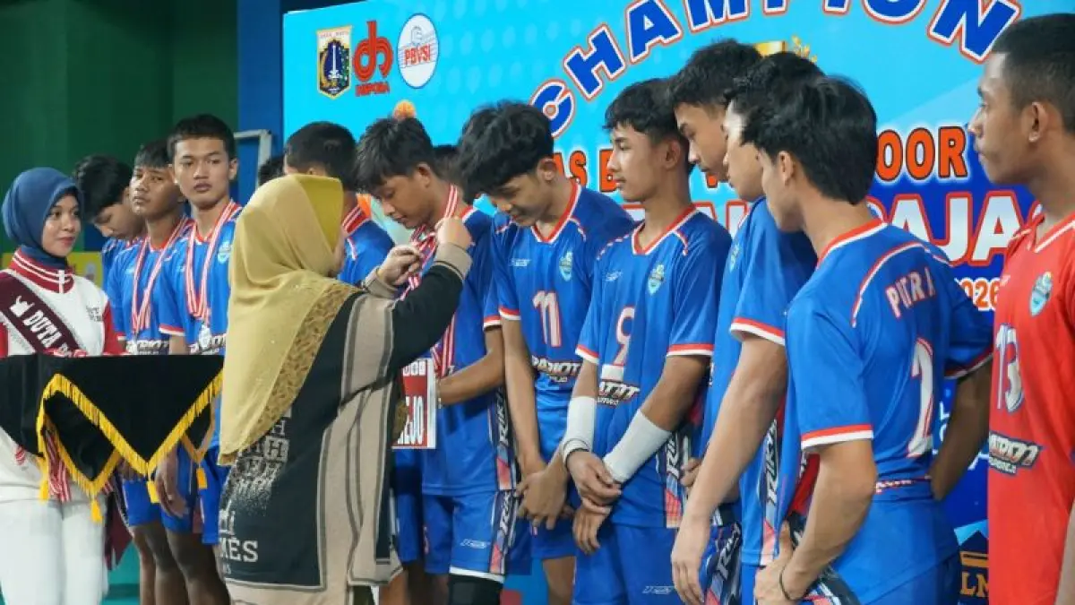 BERI DUKUNGAN : Bupati Purworejo Yuli Hastuti menyaksikan langsung tim voli Purworejo pada laga final Kejuaraan Nasional (Kejurnas) Bola Voli Indoor U-18 Tahun 2026. (Dokumentasi Prokopim Purworejo)