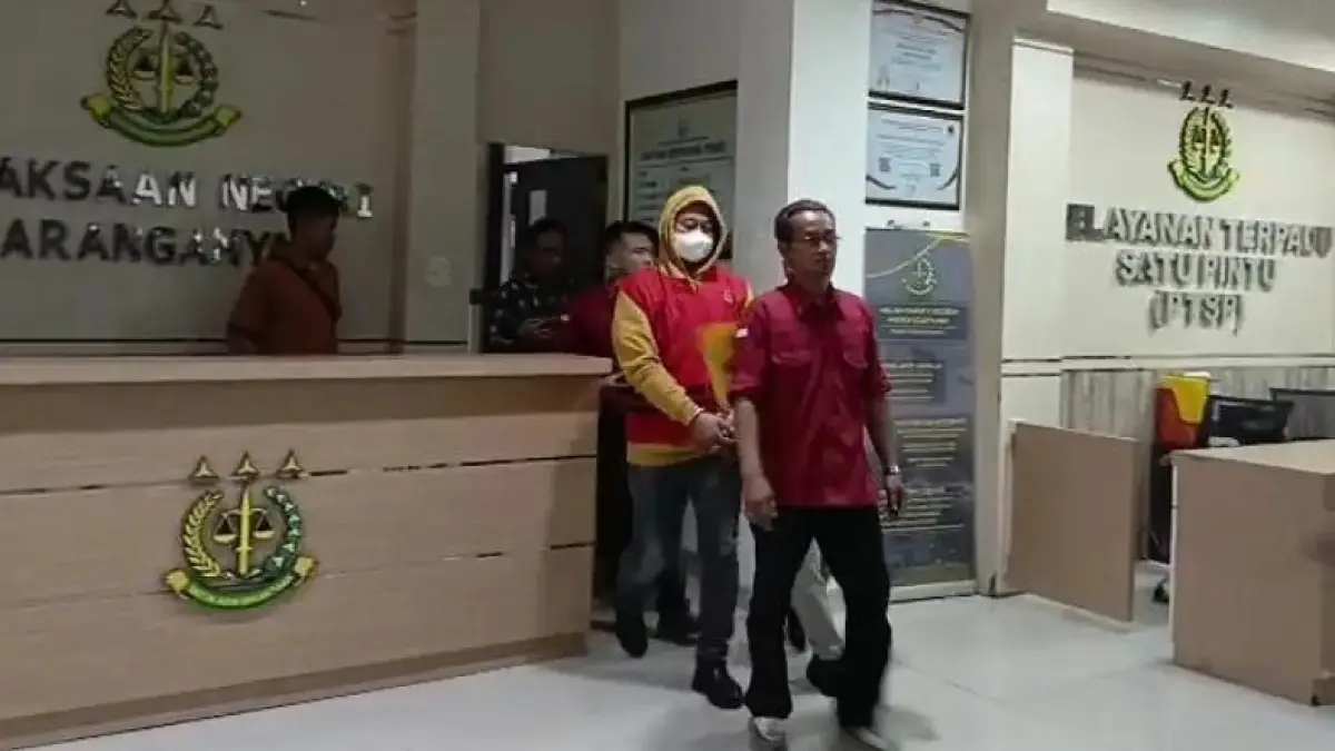 Tersangka dugaan korupsi retribusi PKL Aris Murtopo saat digelandang Kejari Karanganyar. (Rudi Hartono/Radar Solo)
