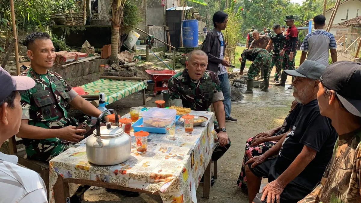  Aster Kasad berbincang dengan salah satu warga menanyakan perihal rehab rumah ibadah.