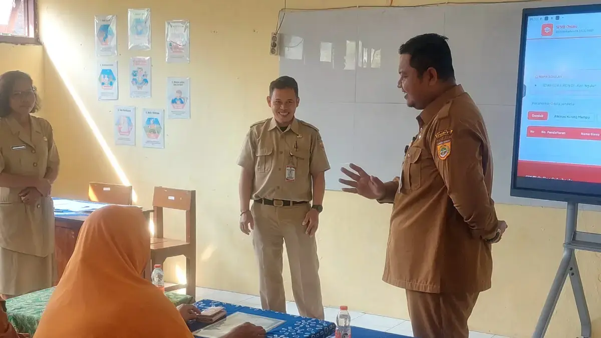 Kepala Dinas Pendidikan dan Kebudayaan (Disdikbud) Sukoharjo Havid Danang Purnomo Widodo memantau SPMB tahun ajaran 2026/2027 di salah satu SDN, belum lama ini. (Iwan Kawul/Radar Solo)