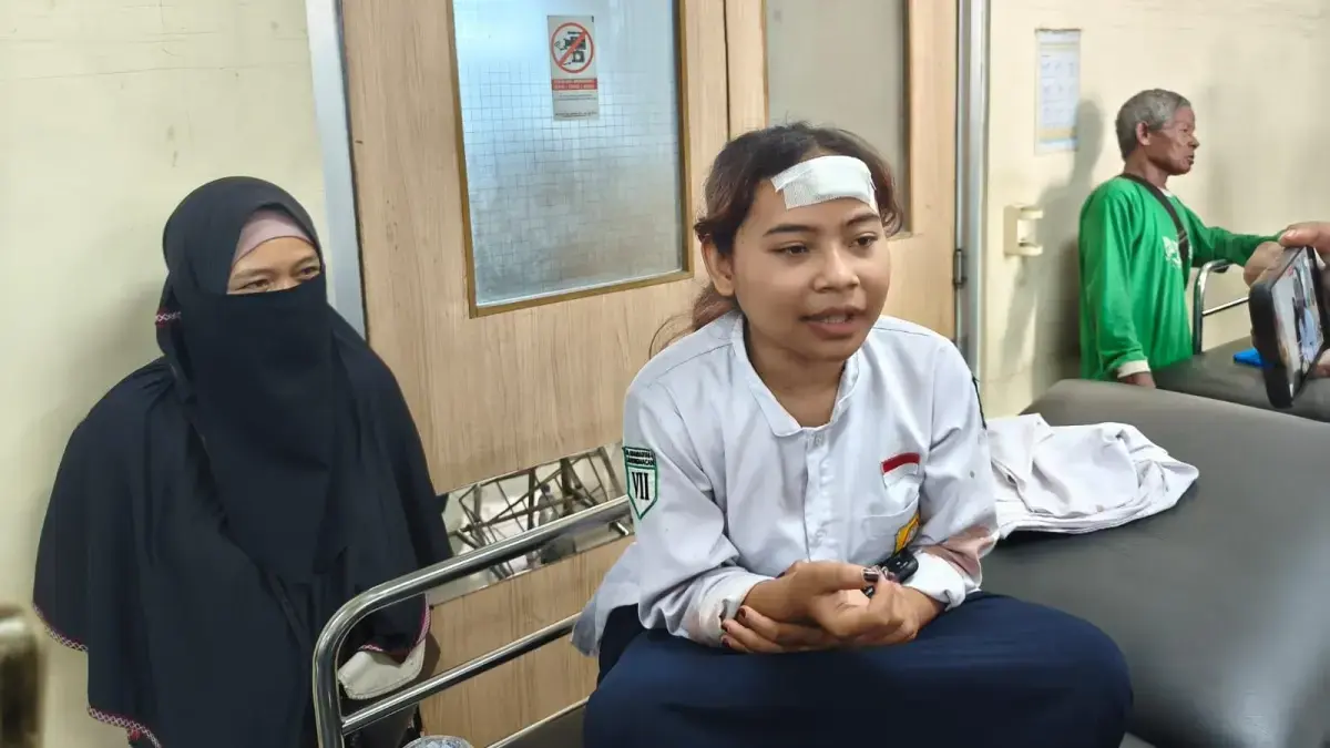 Hafsah Aflaha, siswa korban atap kelas roboh MTs Muhammadiyah 4 Sambungmacan, Sragen, Selasa (12/5). (Ahmad Khairudin/Radar Solo)
&nbsp;