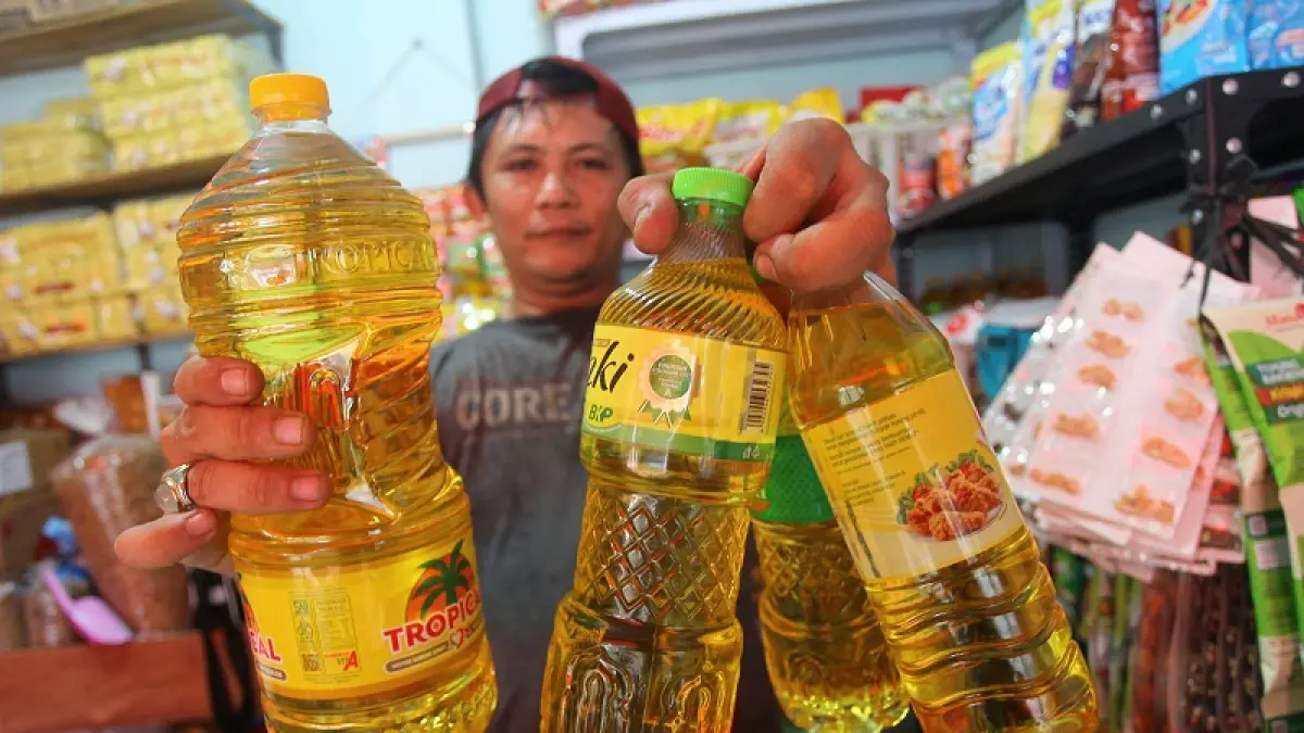 Pedagang menunjukkan beberapa merek minyak goreng yang dijual di Pasar Kranggan, Kota Jogja, (21/4). Harga minyak goreng merek Minyakita di pasar tersebut mengalami kenaikan dan kelangkaan. Guntur Aga Tirtana/Radar Jogja.