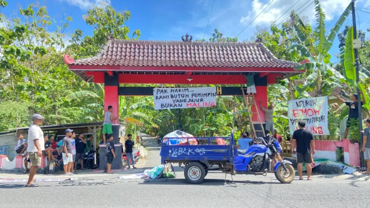 ASKI PENOLAKAN: Beberapa warga memasang banner yang bertuliskan penolakan terhadap dukuh Padukuhan Dukuh jika menjabat kembali Minggu (17/5).&nbsp;(Cintia Yuliani/Radar Purworejo)