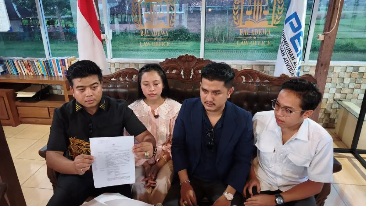 CARI KEADIALN: Shinta Komala ditemani oleh kuasa hukumnya saat memberikan keterangan pers terkait kasus yang menjeratnya Minggu (16/5). (FAHMI FAHRIZA/RADAR PURWOREJO)