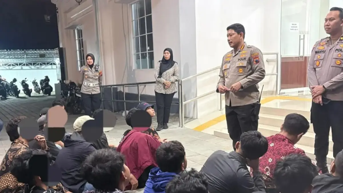 Oknum suporter yang membawa benda-benda terlarang ke dalam Stadion Mahanan didata dan dibina di Mapolresta Solo, Sabtu (17/5/2026). ISTIMEWA
