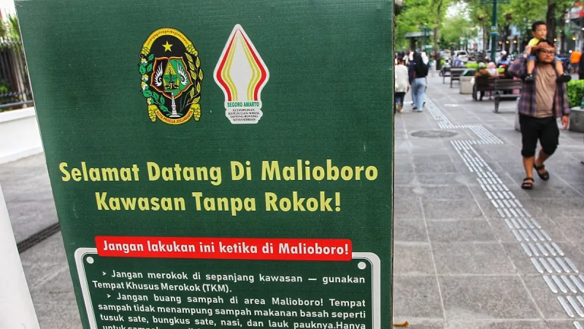 Papan informasi kawasan tanpa rokok (KTR) terpajang di pedestrian Malioboro, Kota Jogja, (12/5). Guntur Aga Tirtana/Radar Jogja