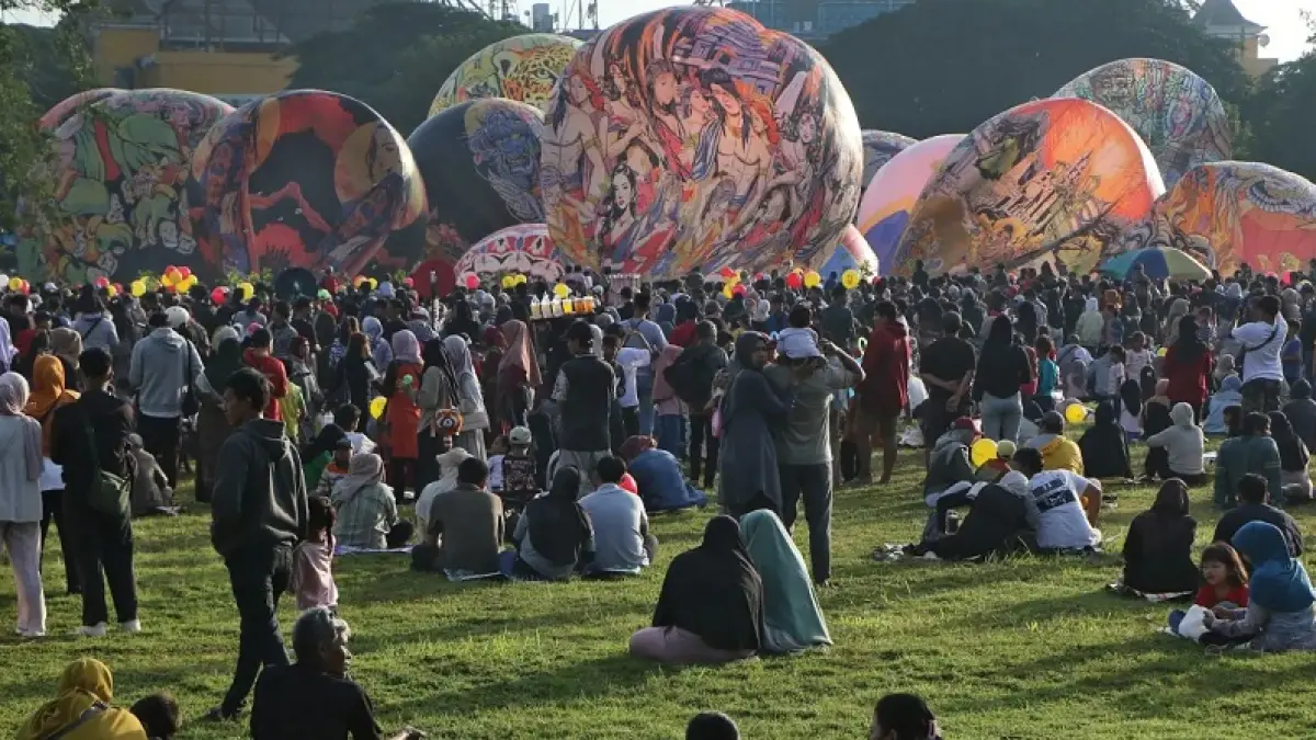 Festival balon udara di Alun-Alun Utara yang digagas Bank Syariah Jateng, Minggu (18/5/2026) gagal terbang. )Arief Budiman/Radar Solo)
