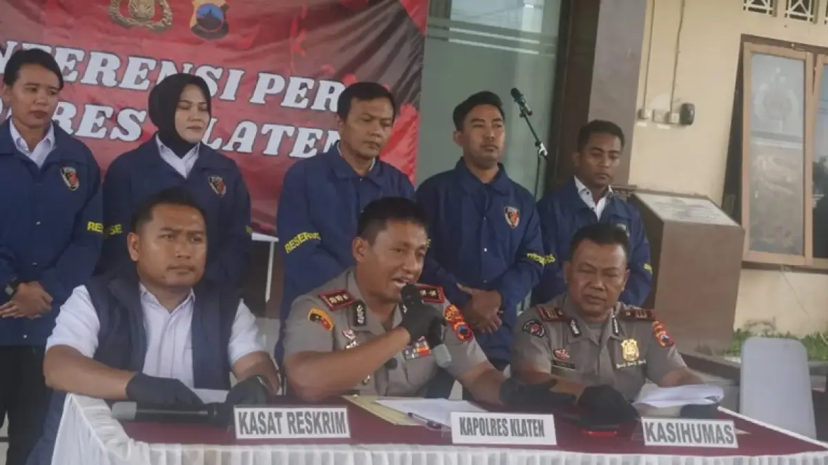 Kapolres Klaten AKBP Moh. Faruk Rozi saat memaparkan kasus pelecehan suksual oleh seorang ayah terhadap dua anak kandung. (Angga Purenda/Radar Solo)
