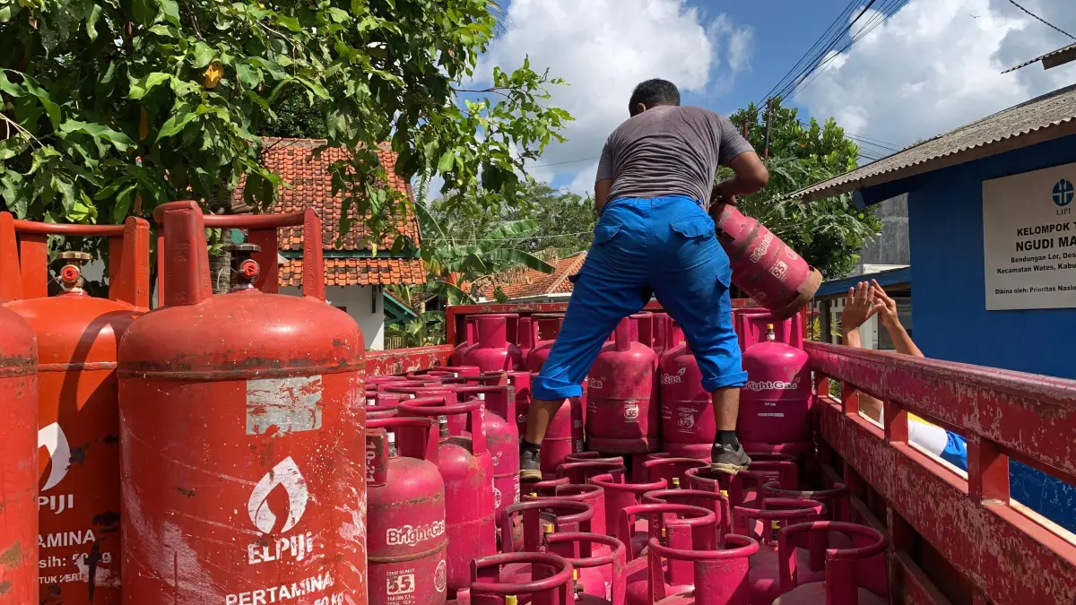 Petugas Agen Gas Nonsubsidi menurunkan LPG ke pangkalan gas di Kalurahan Bendungan.