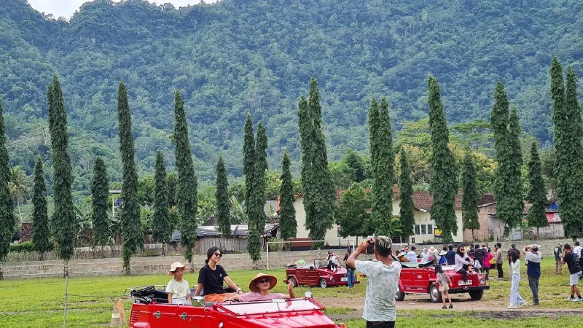 RAMAI: Para pengunjung dari luar daerah tampak berfoto di Lapangan Randu Alas, Tuksongo, Borobudur. NAILA&nbsp;NIHAYAH/RADAR JOGJA