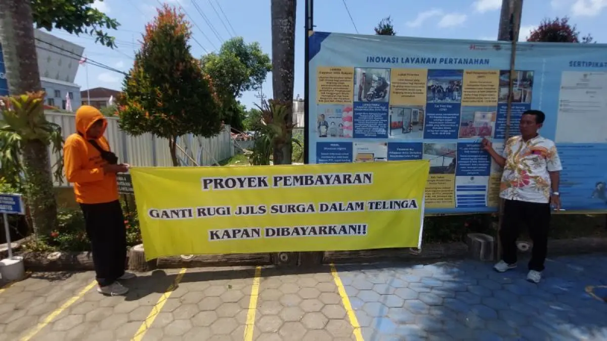 PROTES: Warga terdampak JJLS menanyakan kelanjutan pengadaan tanah di Kantor BPN Kulon Progo Oktober 2025 lalu. (Anom Bagaskoro/Radar Purworejo)