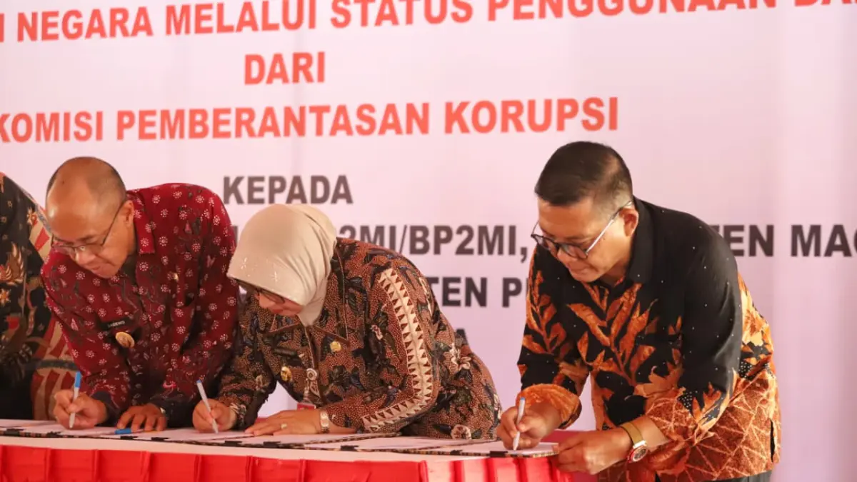 Bupati Purworejo Yuli Hastuti menerima dokumen penyerahan hibah harta rampasan koruptor dari Komisi Pemberantasan Korupsi (KPK). (Dokumentasi Prokopim Purworejo)