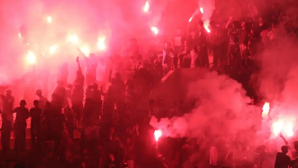 Suporter Persis Solo menyalakan flare usai tim kebanggaannya melawan Dewa United di Stadion Manahan (16/5/2026). M. IHSAN/RADAR SOLO