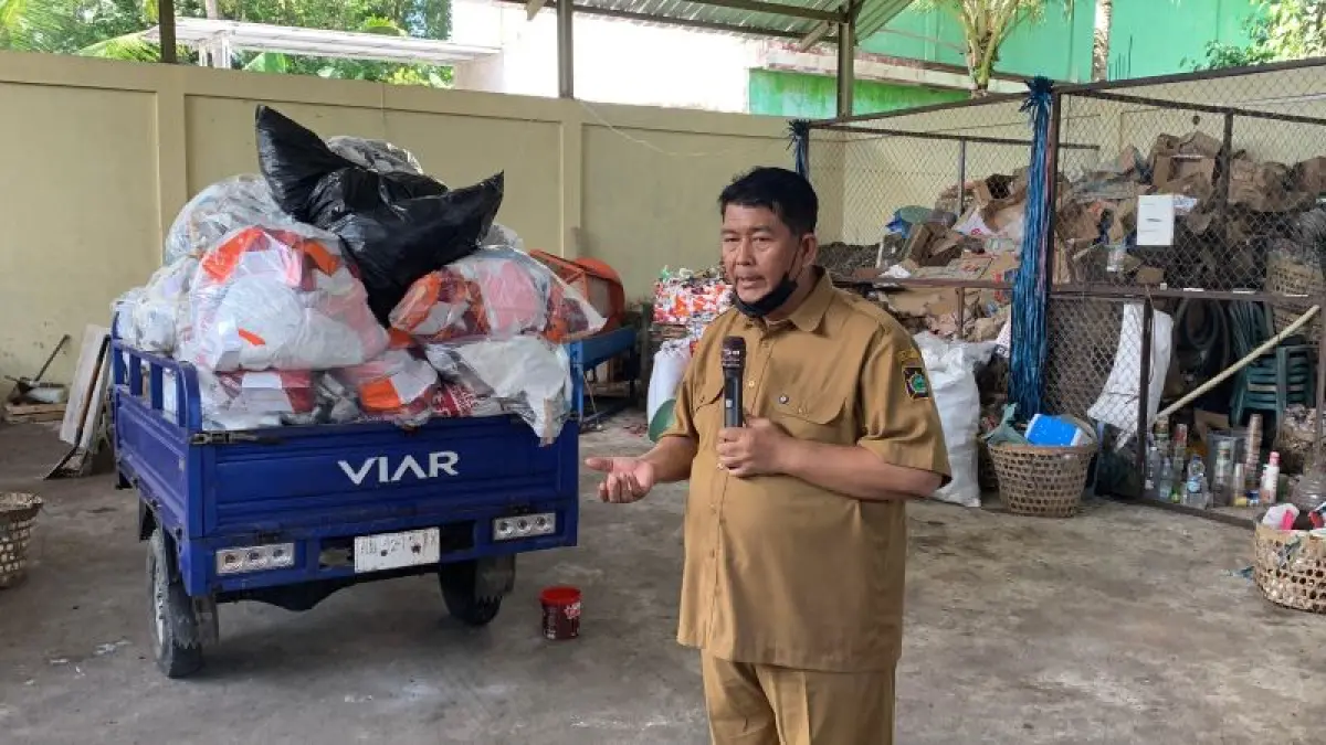 MANDIRI: Bupati Kulon Progo Agung Setyawan saat meninjau TPS3R di Kalurahan Kulwaru, Wates Jumat (22/5). (ANOM BAGASKORO/RADAR PURWOREJO)