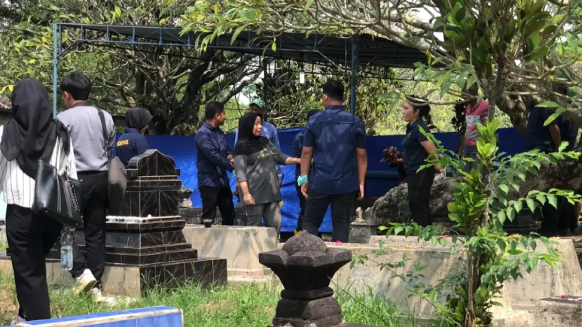 Proses ekshumasi makam Bayu Eko Purnomo, 43, di tempat pemakaman umum Jambangan, Desa/Kecamatan Bayudono, Boyolali, Jumat (22/5/2026). ABDUL KHOFID/RADAR SOLO